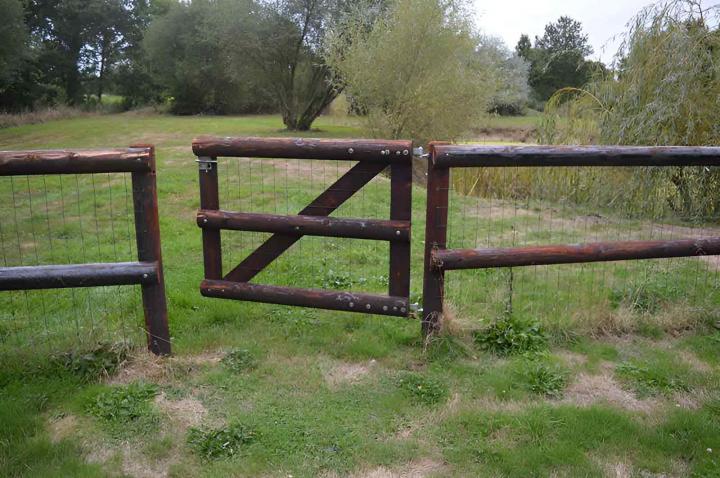 Nous assurons une installation professionnelle de clôtures pour tous terrains.